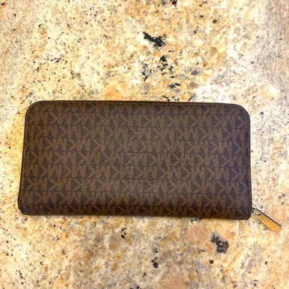 Michael Kors Jet Set Monogram Organizer and Phone Case - Picture 4 of 8